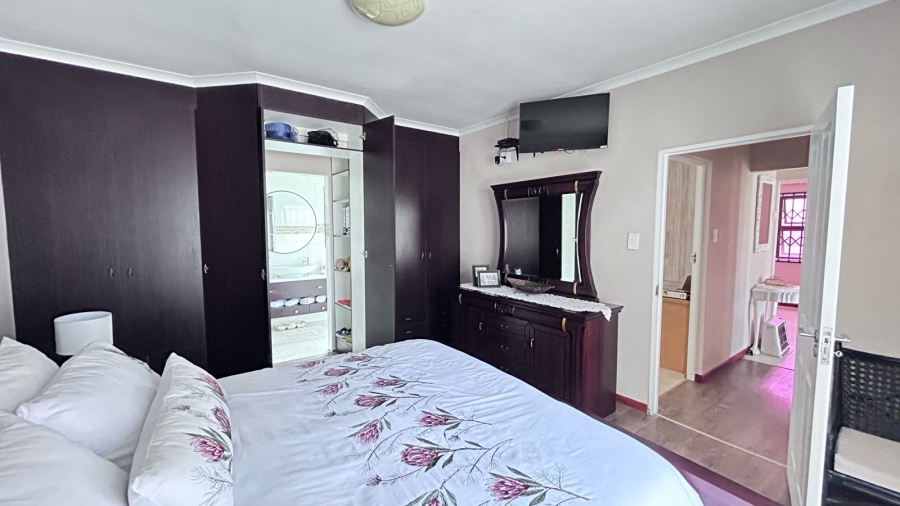 3 Bedroom Property for Sale in Cove Rock Eastern Cape